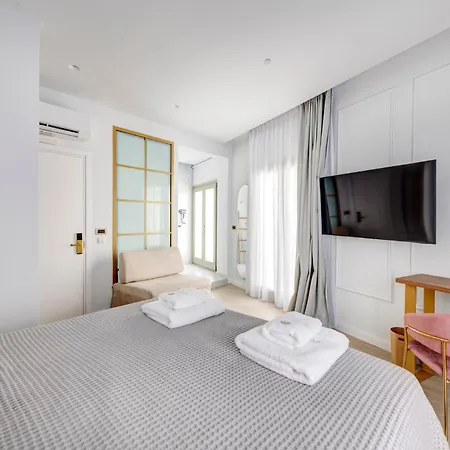 Eclectic Syros Couette-café 3*