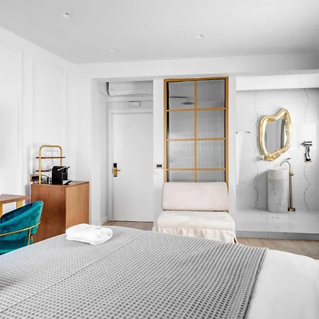 Eclectic Syros 3*