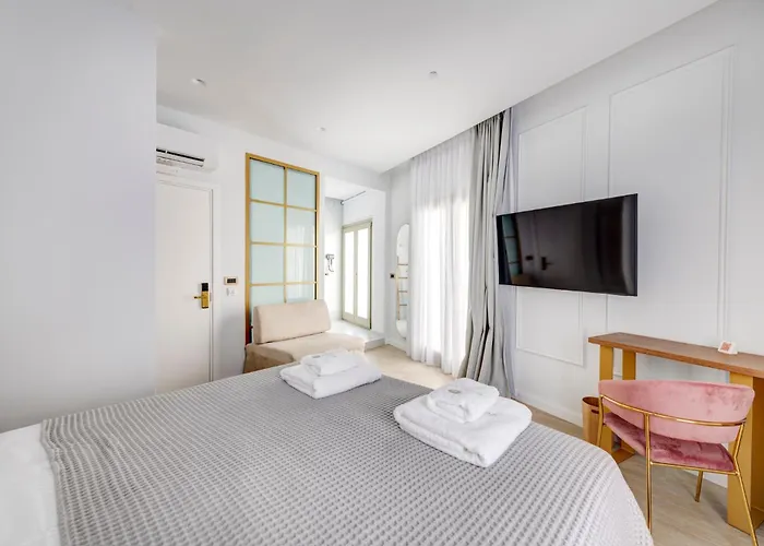 Eclectic Syros Oda ve Kahvaltı 3*